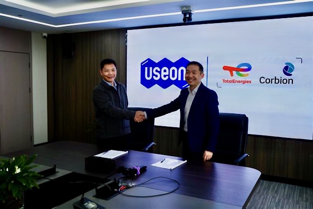 Zhiqiang Chen, USEON CEO and Hao Ding, TotalEnergies Corbion Global Marketing Director, sign agreement between Useon and TotalEnergies Corbion